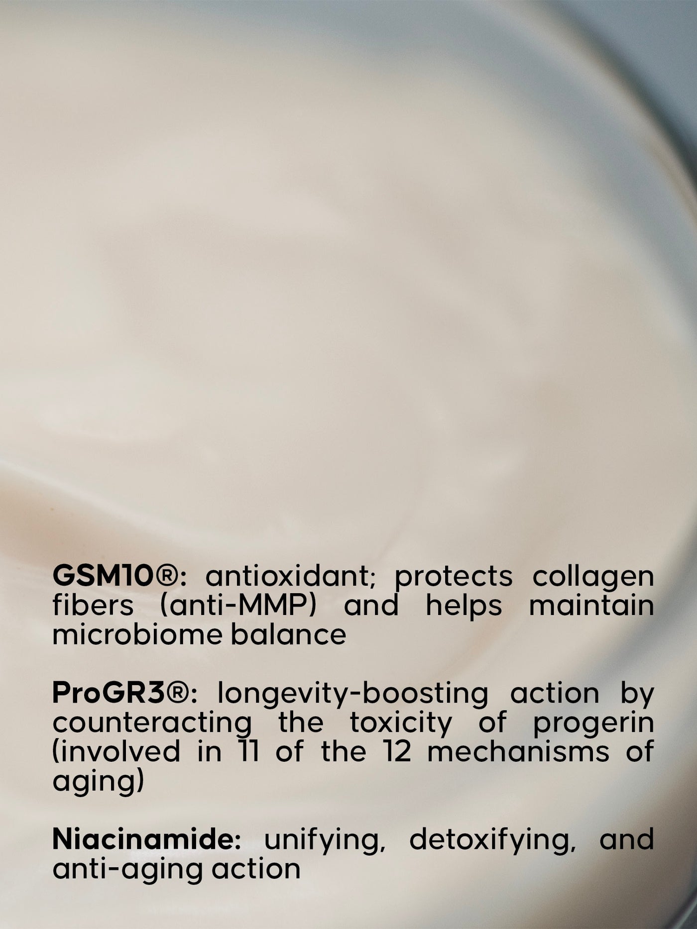 Text med detaljer om funktionerna hos GSM10, ProGR3 och Niacinamide mot en suddig bakgrund 
