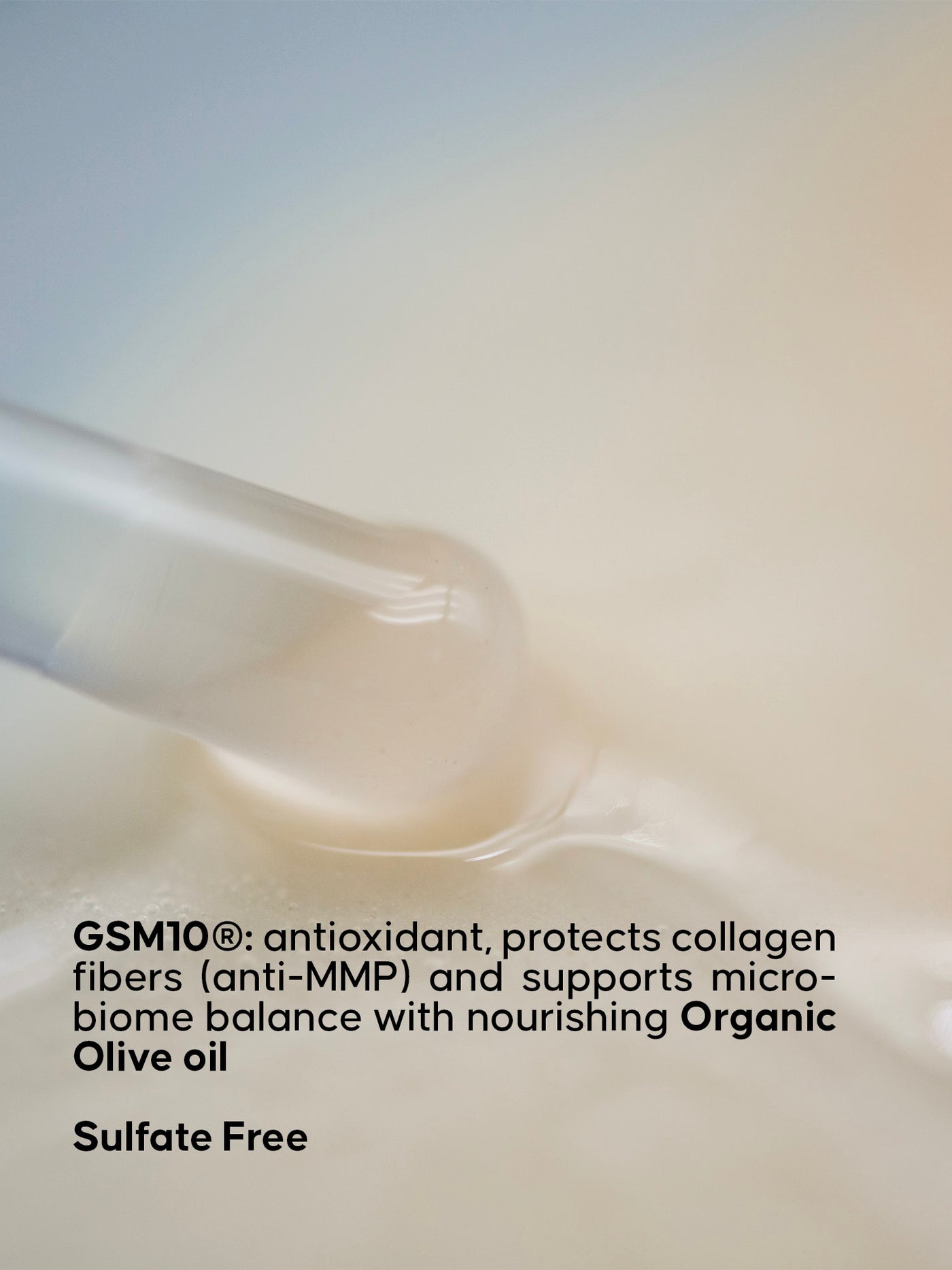 Kremtextur med text om GSM10:s antioxidantegenskaper mot en suddig bakgrund. Text som anger att produkten är sulfatfri